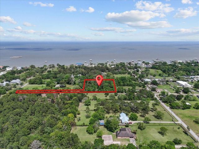 325 Bay Avenue S, Kemah, TX 77565