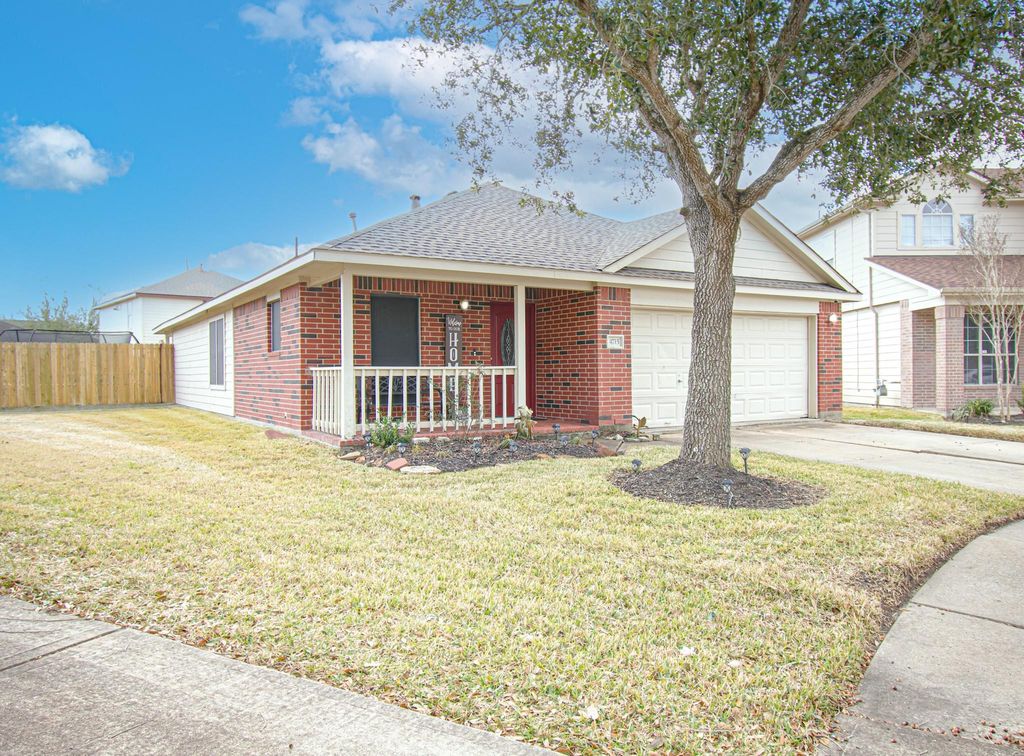 4715 Cavern Brook Court, Fresno, TX 77545