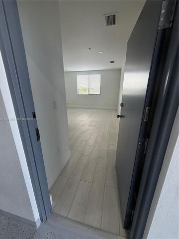 1091 E 17th St 402, Hialeah, FL 33010