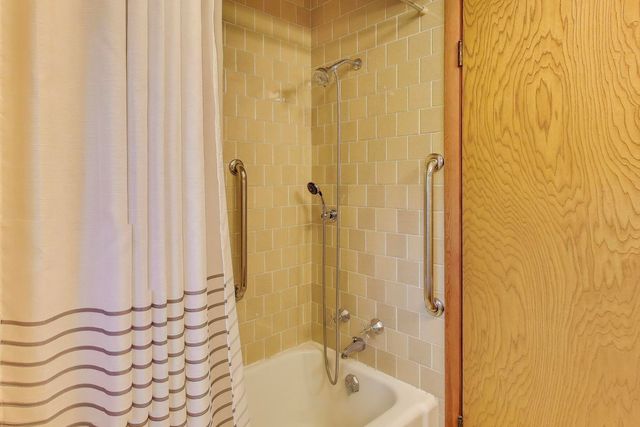 2240 N Western Avenue, Park Ridge, IL 60068