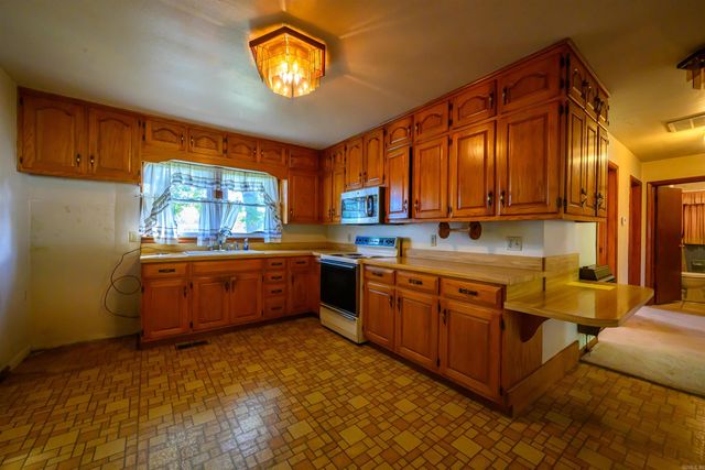 515 E Center Street, Cave City, AR 72521