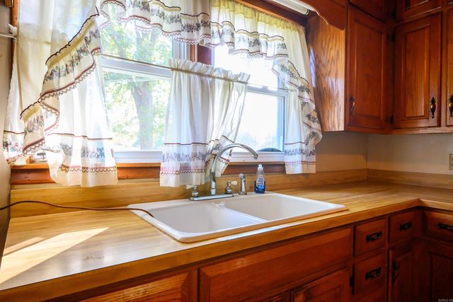 515 E Center Street, Cave City, AR 72521