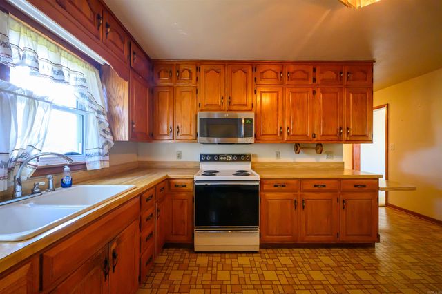 515 E Center Street, Cave City, AR 72521