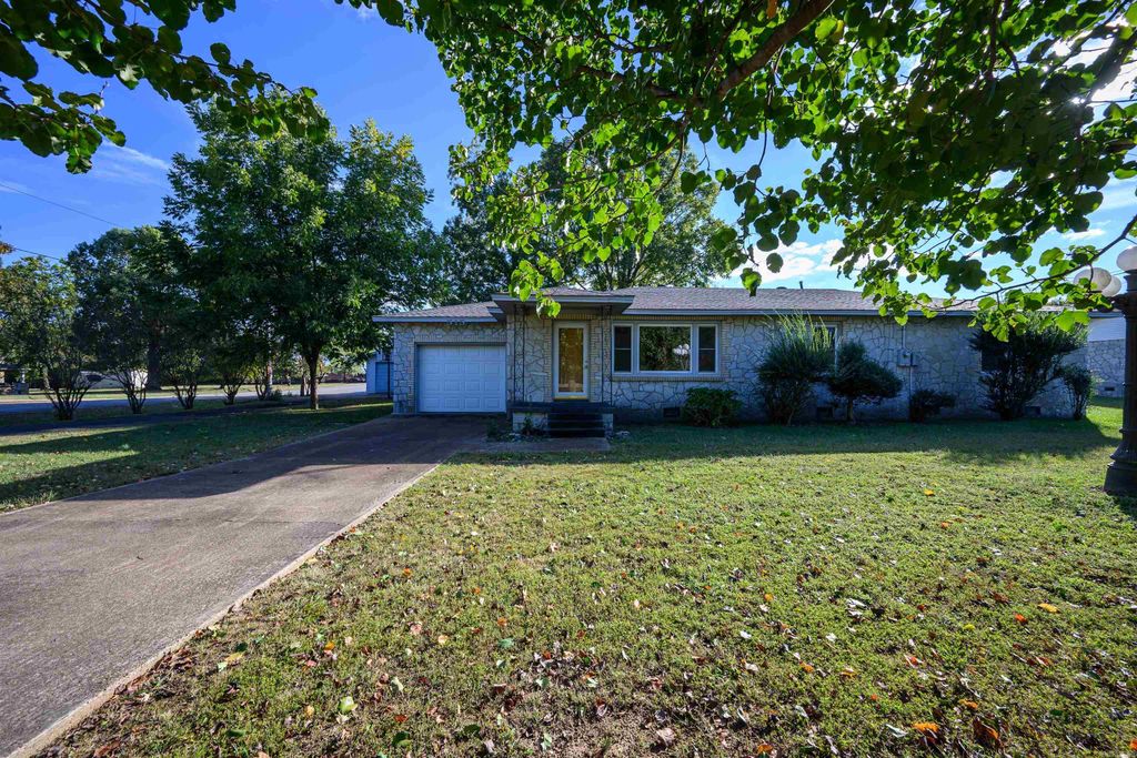 515 E Center Street, Cave City, AR 72521