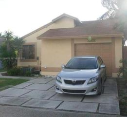 1020 SW 111th Ave, Pembroke Pines, FL 33025