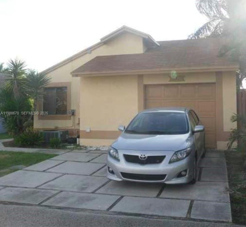 1020 SW 111th Ave, Pembroke Pines, FL 33025