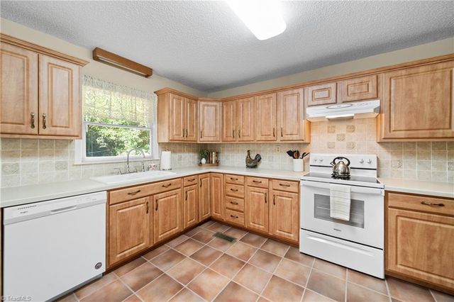 5737 Polaris Court, Pfafftown, NC 27040