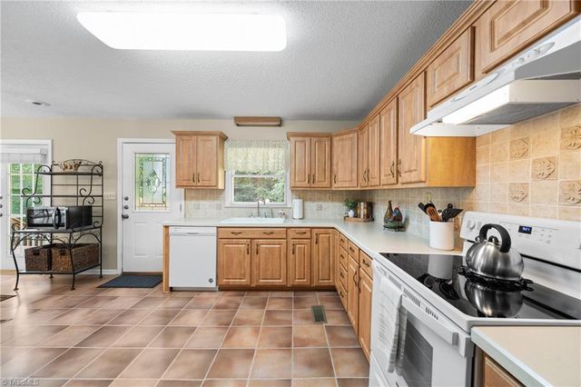 5737 Polaris Court, Pfafftown, NC 27040