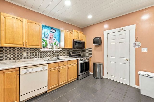 39 Boisvert St, Lowell, MA 01850