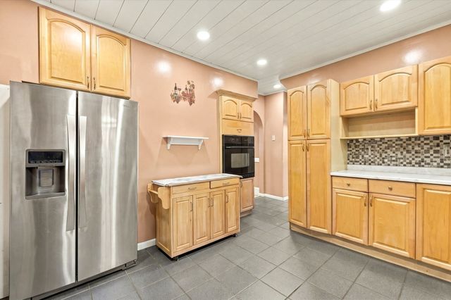 39 Boisvert St, Lowell, MA 01850