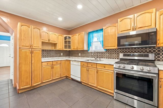 39 Boisvert St, Lowell, MA 01850