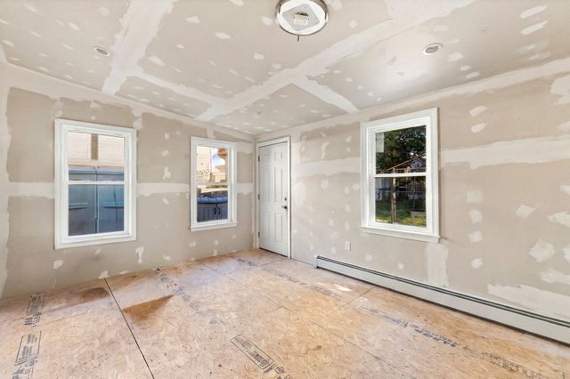 39 Boisvert St, Lowell, MA 01850