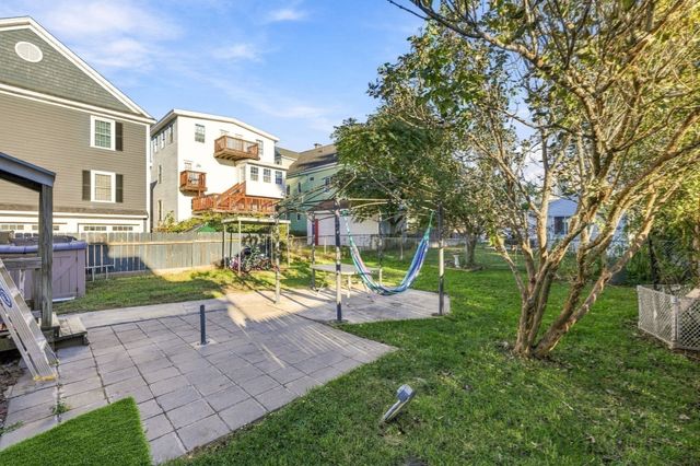 39 Boisvert St, Lowell, MA 01850