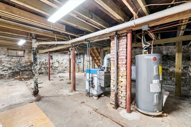 39 Boisvert St, Lowell, MA 01850