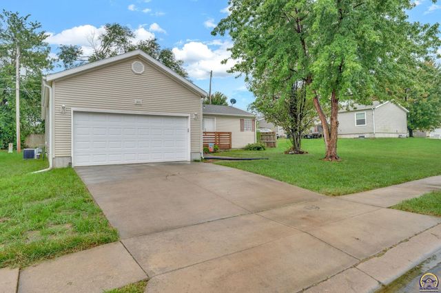 305 SE 44th Pkwy, Topeka, KS 66609