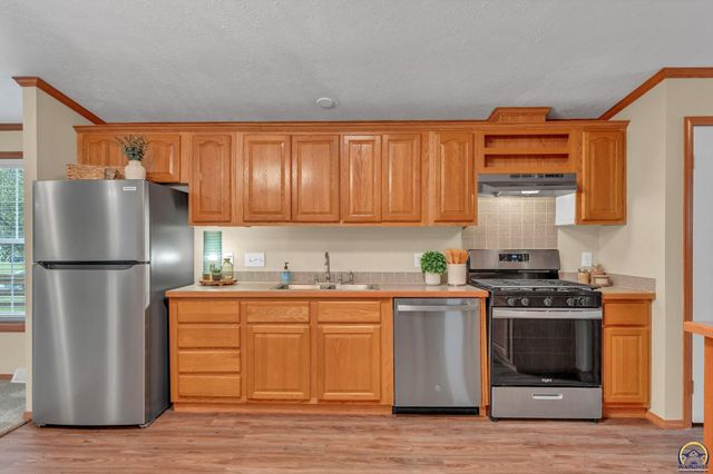 305 SE 44th Pkwy, Topeka, KS 66609