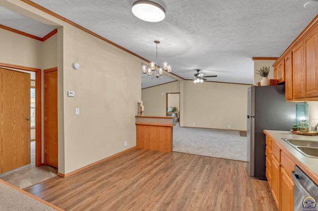 305 SE 44th Pkwy, Topeka, KS 66609
