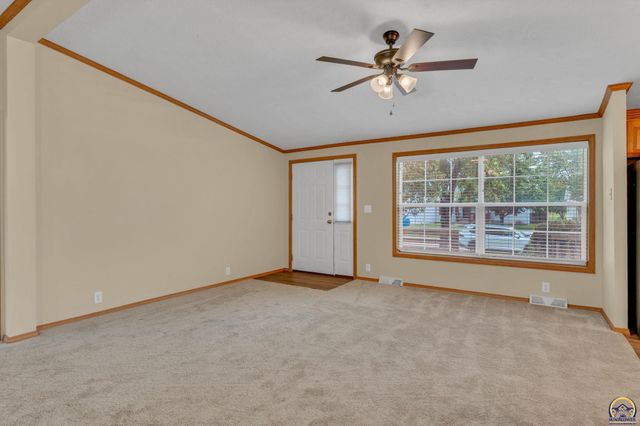 305 SE 44th Pkwy, Topeka, KS 66609