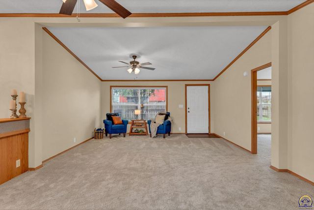 305 SE 44th Pkwy, Topeka, KS 66609