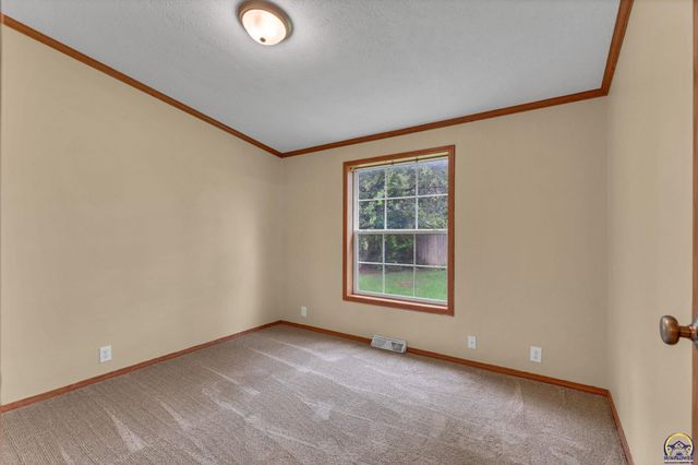 305 SE 44th Pkwy, Topeka, KS 66609