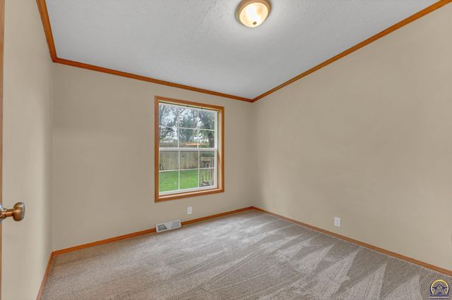 305 SE 44th Pkwy, Topeka, KS 66609