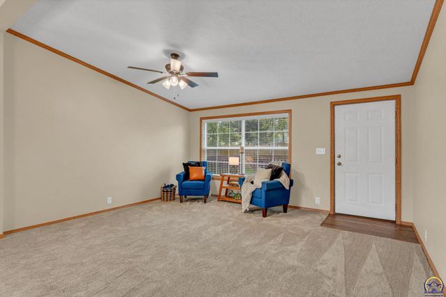 305 SE 44th Pkwy, Topeka, KS 66609