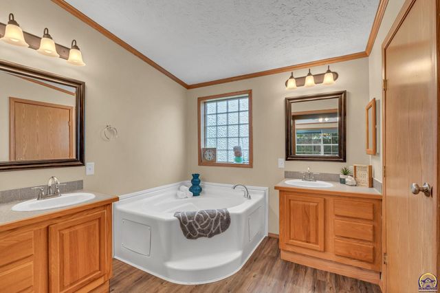 305 SE 44th Pkwy, Topeka, KS 66609