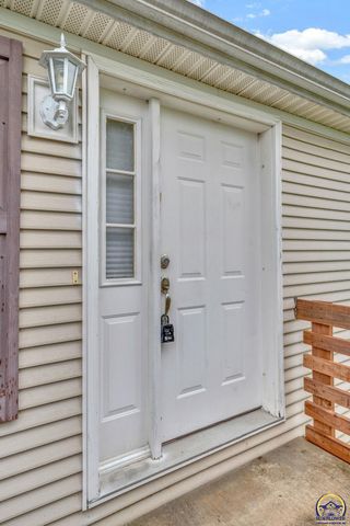 305 SE 44th Pkwy, Topeka, KS 66609
