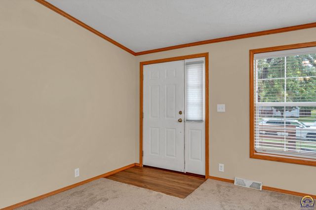 305 SE 44th Pkwy, Topeka, KS 66609