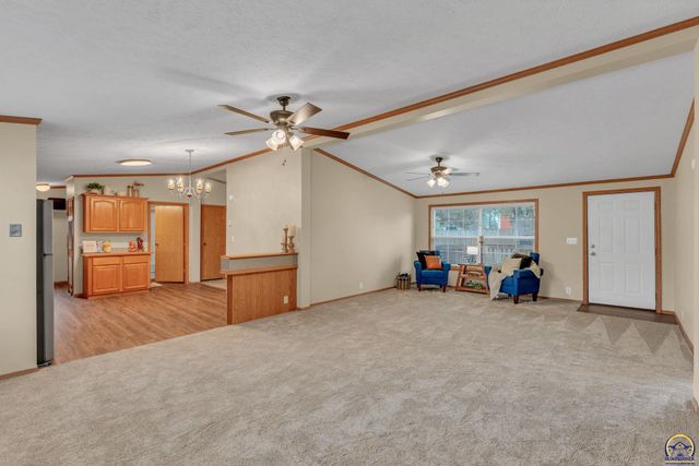 305 SE 44th Pkwy, Topeka, KS 66609