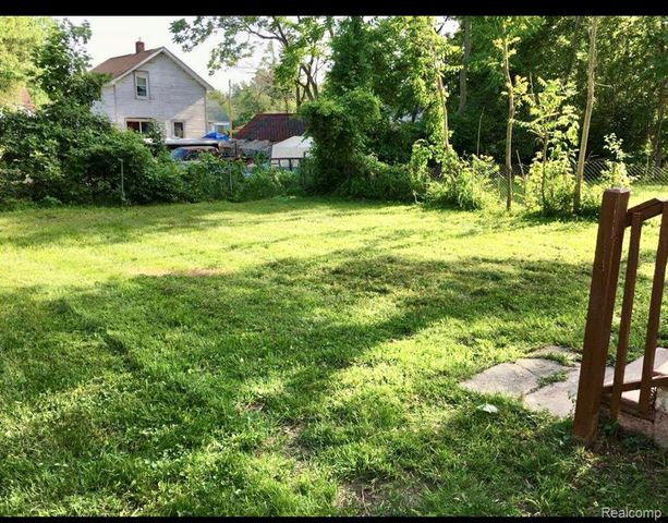 205 Hughes Avenue, Pontiac, MI 48341