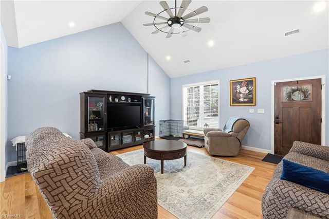 1196 Cape Hickory Road, Hickory, NC 28601