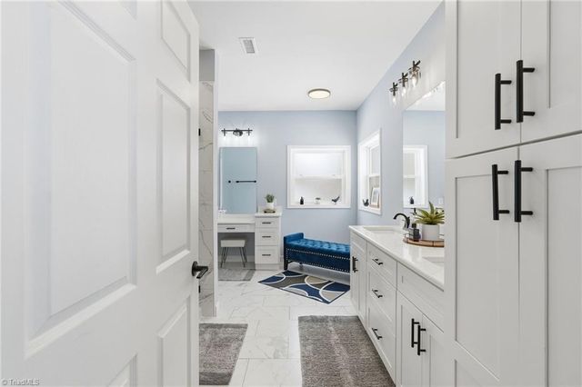 1196 Cape Hickory Road, Hickory, NC 28601