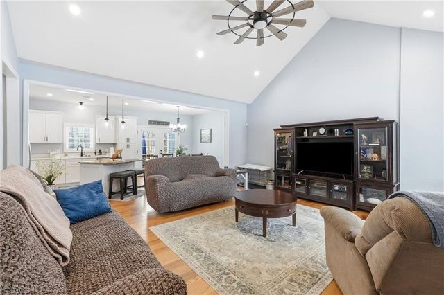 1196 Cape Hickory Road, Hickory, NC 28601