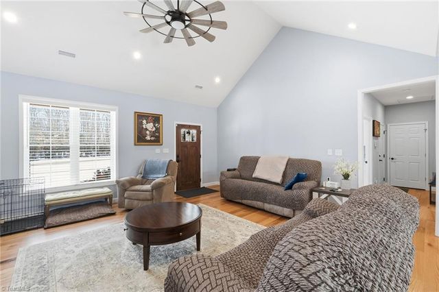 1196 Cape Hickory Road, Hickory, NC 28601