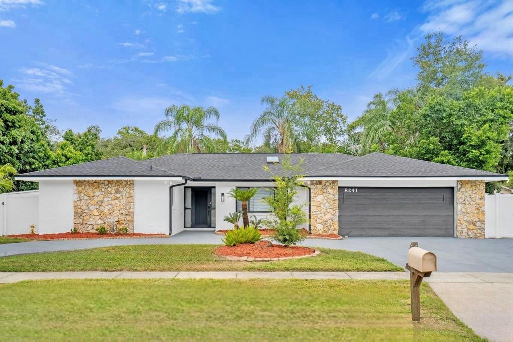 Image 3 of property listing at 8241 CARAWAY DRIVE, Orlando, FL 32819