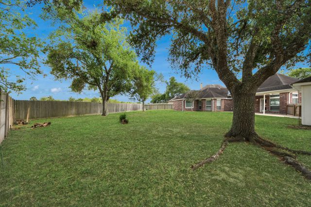 2802 Creek Bend Drive, Friendswood, TX 77546
