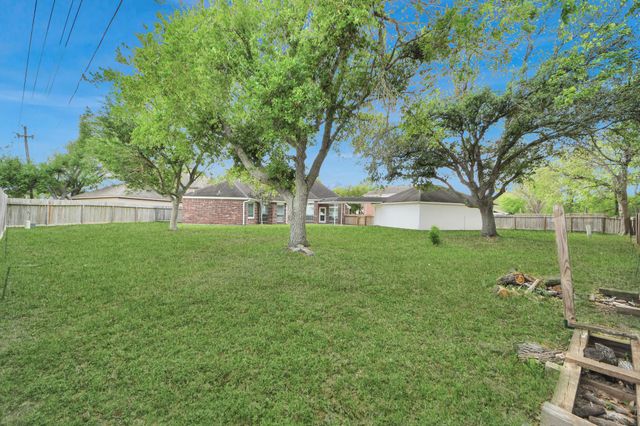 2802 Creek Bend Drive, Friendswood, TX 77546