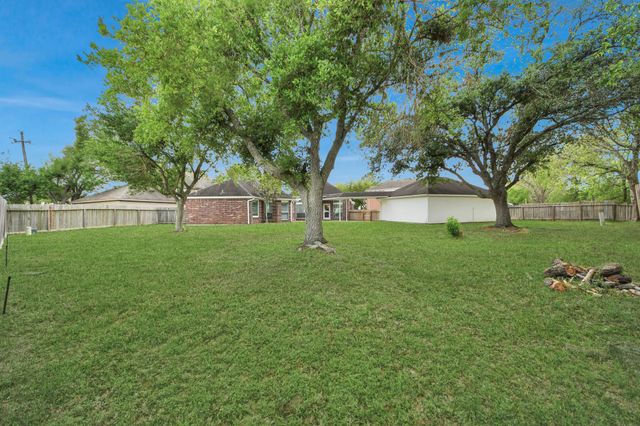 2802 Creek Bend Drive, Friendswood, TX 77546