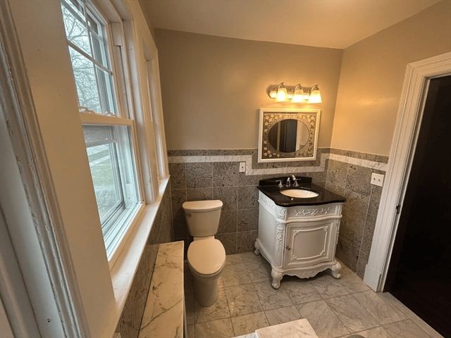 122 Bellevue Ave, Springfield, MA 01108