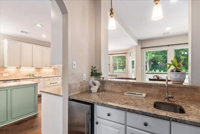 58 Cottondale RD, The Hills, TX 78738