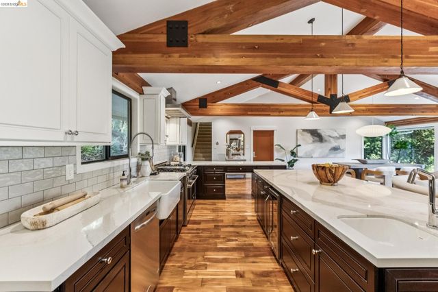 6742 Pinehaven Rd, Oakland, CA 94611