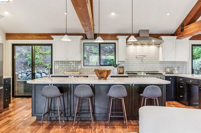 6742 Pinehaven Rd, Oakland, CA 94611