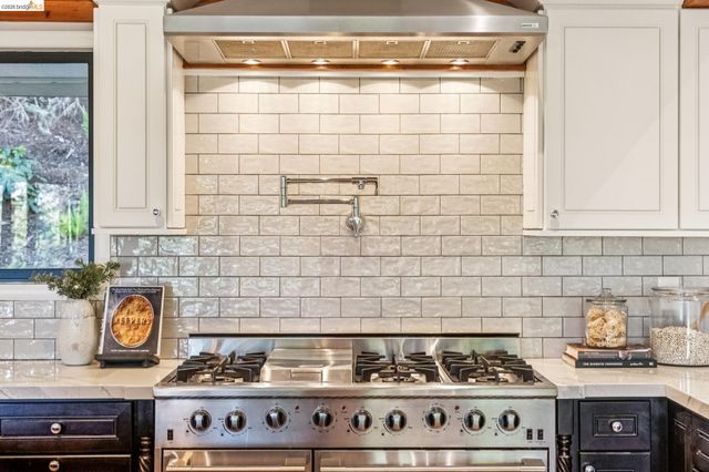 6742 Pinehaven Rd, Oakland, CA 94611