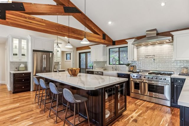 6742 Pinehaven Rd, Oakland, CA 94611