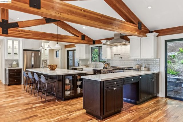 6742 Pinehaven Rd, Oakland, CA 94611