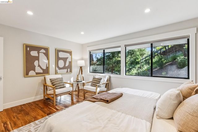 6742 Pinehaven Rd, Oakland, CA 94611