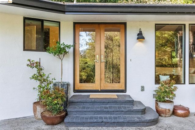 6742 Pinehaven Rd, Oakland, CA 94611