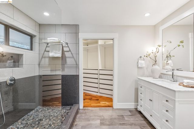 6742 Pinehaven Rd, Oakland, CA 94611
