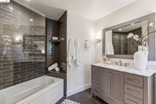 6742 Pinehaven Rd, Oakland, CA 94611